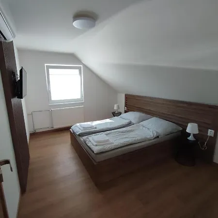 Apartmanovy Dom Rodiny Boejtoes Daire Patince