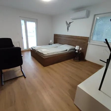 Daire Apartmanovy Dom Rodiny Boejtoes Patince